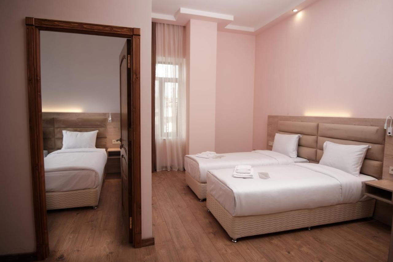 Kuma Hotel Gyumri Esterno foto