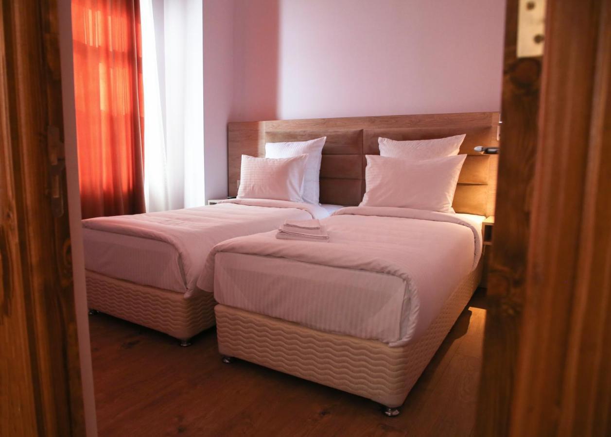 Kuma Hotel Gyumri Esterno foto