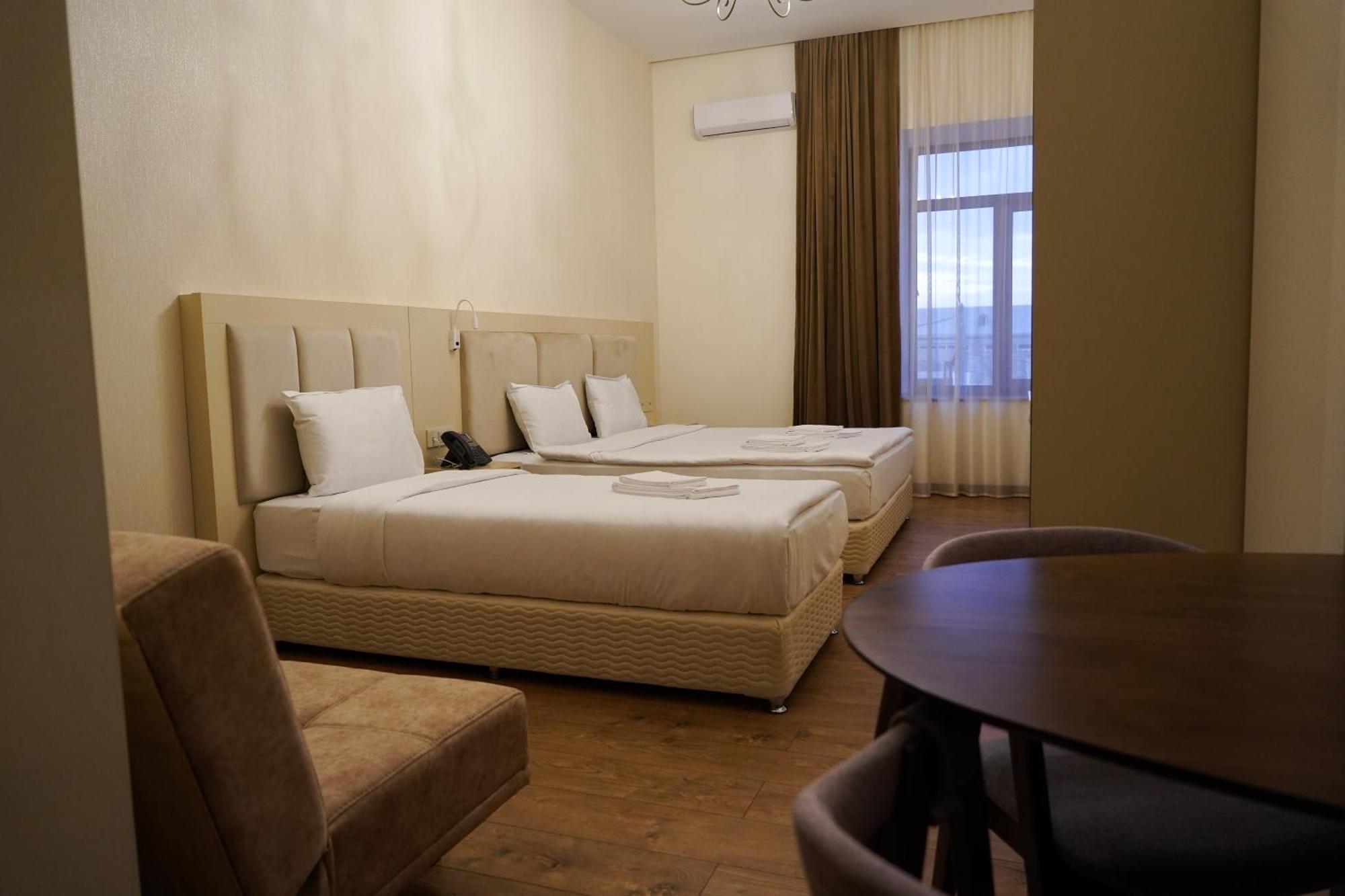 Kuma Hotel Gyumri Esterno foto